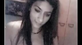 Clip porno indio presenta una escena de striptease con grandes tetas 3 mín. 20 sec