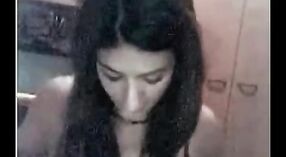 Clip porno indio presenta una escena de striptease con grandes tetas 3 mín. 40 sec