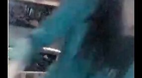 ఇండియన్ పోర్న్ క్లిప్‌లో పెద్ద వక్షోజాలతో స్ట్రిప్‌టీస్ దృశ్యం ఉంది 1 మిన్ 00 సెకను