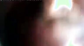 Desi ragazza spremitura e urlando in questo amatoriale Indiano sesso video 1 min 10 sec