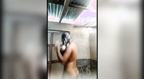 Remaja di kamar mandi telanjang merekam video seks untuk kekasihnya di kamera langsung 0 min 0 sec