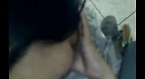 भारतीय पत्नी धोखा देती है पर उसके पति के साथ एक कॉलेज किरायेदार में इस घर का बना वीडियो 2 मिन 10 एसईसी
