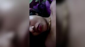 Любительское секс-видео показывает Дези Бхабхи в полностью обнаженной позе 1 минута 30 сек