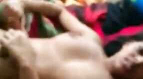 Una pequeña niña india con grandes tetas obtiene su primer sabor de novio en este clip porno hindi 5 mín. 40 sec