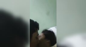 Desi Bhabhi让她的阴部被一个年轻的公鸡砸了 0 敏 0 sec