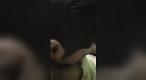 Desi bhabhi gets haar poesje pounded door een jong lul 0 min 30 sec