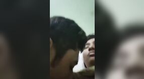 Desi bhabhi recebe dela bichano martelou de uma jovem galo 1 minuto 00 SEC