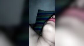 Amateur Indiase Paar engages in intense seks in een steamy video 0 min 40 sec