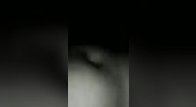 アマチュアインドのカップルは蒸し暑いビデオで激しいセックスに従事しています 1 分 00 秒