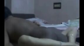 Tante indienne fait une pipe sensuelle dans une vidéo porno Telugu 3 minute 00 sec