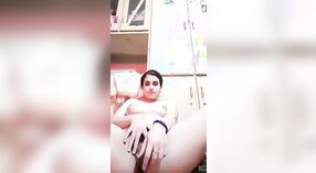 Pakistani ragazza spettacoli via lei peloso micio in un steamy video 1 min 20 sec