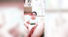 Chica paquistaní muestra su coño peludo en un video humeante 0 mín. 30 sec