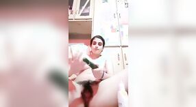 Chica paquistaní muestra su coño peludo en un video humeante 0 mín. 50 sec