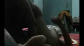 भारतीय भाभी उँगलियों और छिपे हुए कैमरे पर गड़बड़ हो जाता है 13 मिन 40 एसईसी