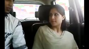 Esposa india engaña a su marido con un amigo en el coche 3 mín. 00 sec