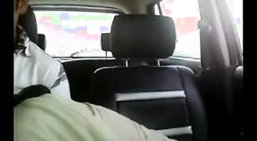 Esposa india engaña a su marido con un amigo en el coche 5 mín. 00 sec