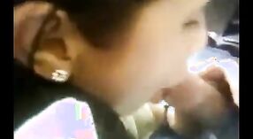 Esposa india engaña a su marido con un amigo en el coche 7 mín. 00 sec