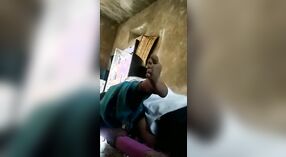 Desi mms vídeo mostra um quente aldeia menina ficar fodido 2 minuto 30 SEC