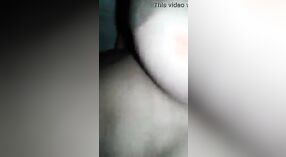 Bangla dziecko z włochaty cipki cieszy hardcore pierdolony w wideo 1 / min 30 sec