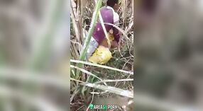 Tante du Bihar se fait pilonner par deux mecs en plein air! Nouveau sexe indien en mms 2 minute 00 sec