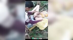 Tante aus Bihar wird von zwei Kerlen in der freien Natur geschlagen! Neuer Indischer sex in mms 2 min 30 s