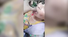 Тетушку из Бихара трахают два парня на свежем воздухе! Новый индийский секс в mms 1 минута 10 сек