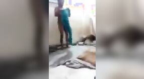 पाकिस्तानी सेक्स वीडियो सुविधाओं कॉलेज के छात्रों का आनंद ले रहे परिपक्व के चुत 2 मिन 50 एसईसी