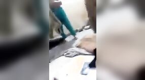 पाकिस्तानी सेक्स वीडियो सुविधाओं कॉलेज के छात्रों का आनंद ले रहे परिपक्व के चुत 3 मिन 20 एसईसी
