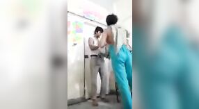 पाकिस्तानी सेक्स वीडियो सुविधाओं कॉलेज के छात्रों का आनंद ले रहे परिपक्व के चुत 3 मिन 50 एसईसी