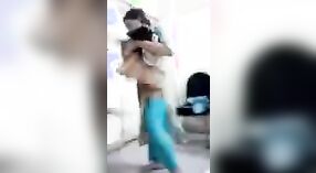 पाकिस्तानी सेक्स वीडियो सुविधाओं कॉलेज के छात्रों का आनंद ले रहे परिपक्व के चुत 4 मिन 20 एसईसी