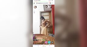 Desi hayranları bu canlı kamera videosunda genç bir Tamil kızın XXX vücuduna bir bakış atıyor 7 dakika 40 saniyelik