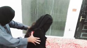 Une pakistanaise portant le hijab satisfait son envie de bite avec son amie 0 minute 50 sec