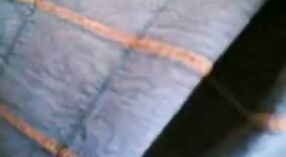 অপেশাদার ভারতীয় দম্পতি গাড়িতে কিছু তীব্র আঙুল উপভোগ করে 2 মিন 40 সেকেন্ড