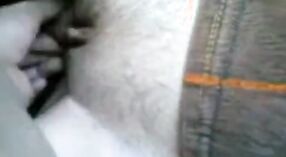 অপেশাদার ভারতীয় দম্পতি গাড়িতে কিছু তীব্র আঙুল উপভোগ করে 3 মিন 00 সেকেন্ড