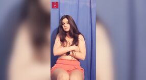 El sensual chat indio de Abha Paul se convierte en un striptease humeante para los clientes 4 mín. 00 sec