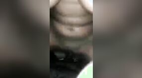 Vidéo de sexe bangla d'une femme aux gros seins chevauchant une bite dure et gémissant bruyamment 1 minute 00 sec