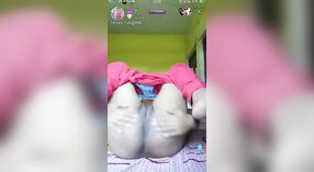 MMCS India Milfa Desi berbagi payudara besar dan vaginanya dengan penggemar online 1 min 30 sec