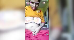 MMCS India Milfa Desi berbagi payudara besar dan vaginanya dengan penggemar online 2 min 50 sec