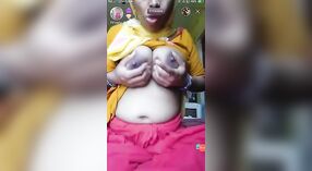 MMCS India Milfa Desi berbagi payudara besar dan vaginanya dengan penggemar online 0 min 50 sec