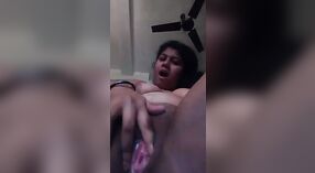 Desi modelo com grande mamas ajuda ela mesma ligar câmera em solo vídeo 0 minuto 0 SEC