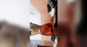 Desi ibu rumah tangga mendapat mulutnya diisi dengan ayam dalam video MMS 2 min 10 sec