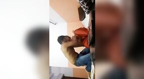 Desi femme au foyer obtient sa bouche remplie de bite dans la vidéo MMS 2 minute 30 sec