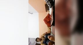 Desi ibu rumah tangga mendapat mulutnya diisi dengan ayam dalam video MMS 2 min 40 sec