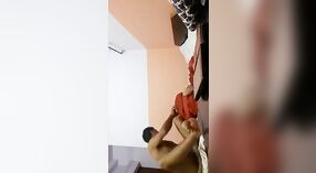 Desi ibu rumah tangga mendapat mulutnya diisi dengan ayam dalam video MMS 2 min 50 sec