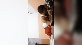 Desi ibu rumah tangga mendapat mulutnya diisi dengan ayam dalam video MMS 1 min 10 sec