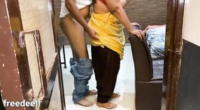 పెద్ద గాడిదతో ఉన్న భారతీయ టీన్ హోటల్ గదిలో ఆమె మొదటి MMS రుచిని పొందుతుంది 0 మిన్ 50 సెకను