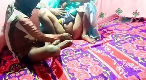 Indisches Teen bekommt ihre enge Muschi und ihr Arschloch in einem roten Saree gedehnt 1 min 10 s