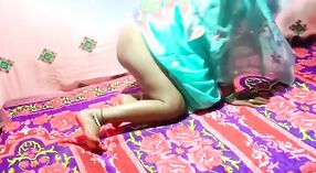 Indisches Teen bekommt ihre enge Muschi und ihr Arschloch in einem roten Saree gedehnt 6 min 10 s