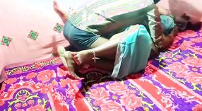 Indisches Teen bekommt ihre enge Muschi und ihr Arschloch in einem roten Saree gedehnt 7 min 00 s