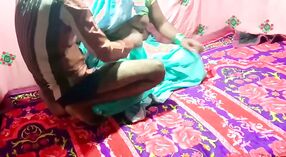 Une adolescente indienne se fait étirer la chatte serrée et le trou du cul dans un sari rouge 0 minute 0 sec